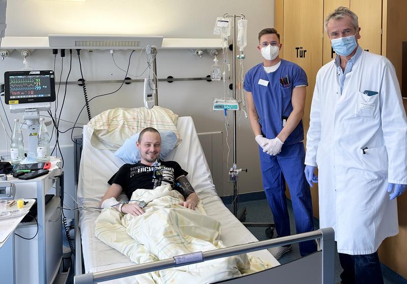 Christian Straub (35) erhielt als 100ster Patient am Uniklinikum Würzburg eine CAR-T-Zelltherapie. Nach der zehnminütigen Infusion der gentechnisch veränderten Abwehrzellen wird der Lymphdrüsenkrebs-Patient noch 14 Tage auf der Station M41 beobachtet..