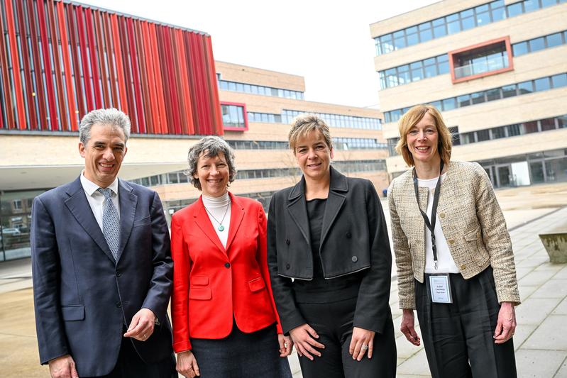 Prof. Dr. Michael Vogelsang, HRW Präsidentin Prof. Dr. Susanne Staude, NRW Wirtschaftsministerin Mona Neubaur, Prof. Dr. Isabel Lausberg