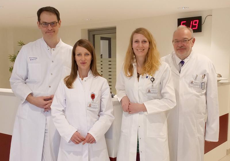 Forschungsförderung der Ruhr-Universität Bochum für innovative Projekte am HDZ NRW: (v.l.) Prof. Dr. Volker Rudolph, PD Dr. Anna Klinke, PD Dr. Verena Hugenberg und Prof. Dr. Wolfgang Burchert