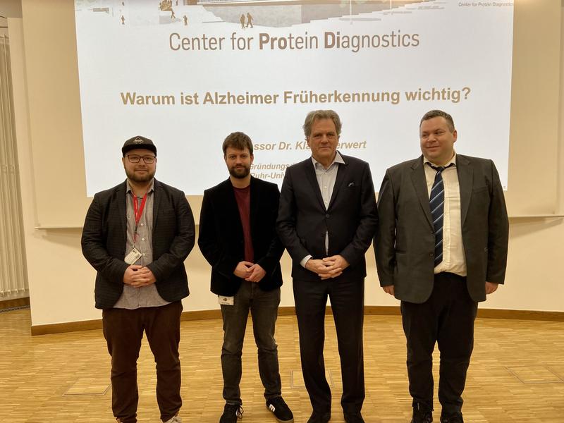 Die diesjährigen Gewinner Dr. Patrick Nell (l.), Dr. Wout Oosterheert (zweiter l.) und Dr. Dr. Ákos Bicsák (r.) zusammen mit Prof. Dr. Klaus Gerwert (zweiter r.).