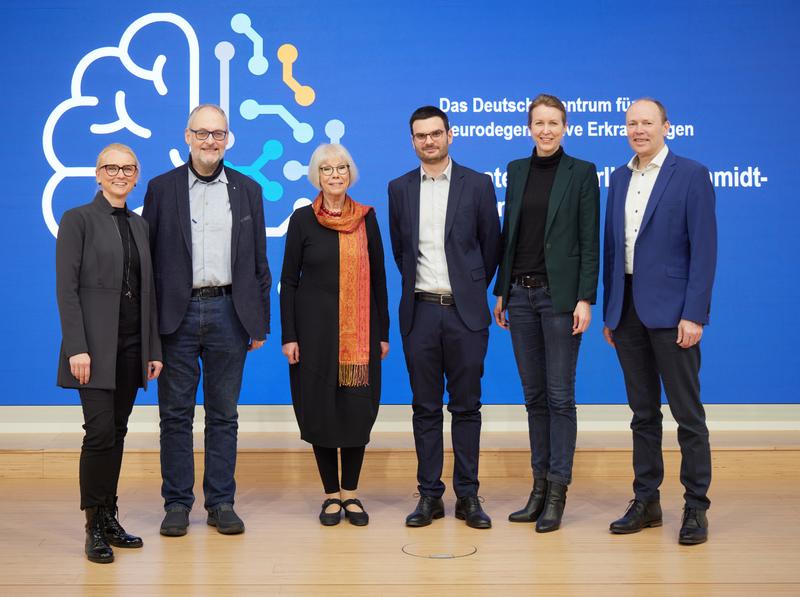 v.l.n.r.: Prof. Dr. Dagmar Wachten, Dr.-Ing. Bernd Giernoth, Renate Schmidt (Stifterin), Dr. Lorenzo Bonaguro (Preisträger), Dr. Anna Aschenbrenner, Prof. Dr. med. Joachim L. Schultze