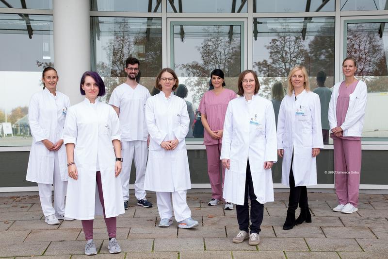 PD Dr. Christina Hart (4.v.li.), Dr. Sonja Kramer (3.v.re.), PD Dr. Susanne Heimerl (li.) zusammen mit Teammitgliedern Hämophiliezentrums Regensburg.