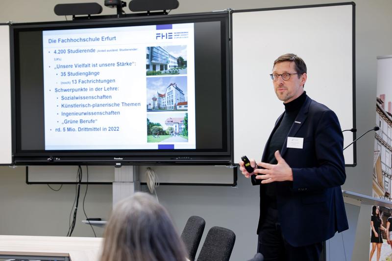 Prof. Dr. Frank Setzer, Präsident der FH Erfurt, bei der Sitzung der Landesfachkommission „Arbeitsmarkt und Bildungspolitik“ des Wirtschaftsrats, die an der FHE Erfurt zu Gast war.