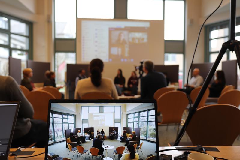 Live gestreamt: Teilnehmende diskutieren digital und vor Ort bei der Podiumsdiskussion der Werkstattkonferenz an der Universität Vechta zum Thema "Resilient Studieren".