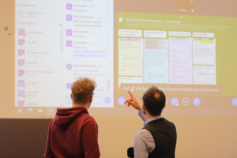 Diskussion über die gemeinschaftliche digitale Arbeit während der Werkstattkonferenz an der Universität Vechta
