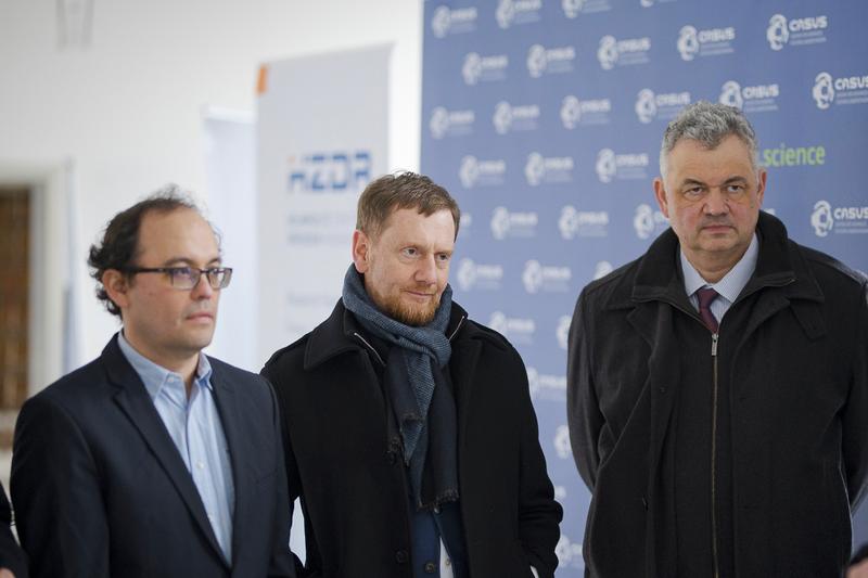 Prof. Thomas D. Kühne (designierter CASUS-Direktor), Sachsens Ministerpräsident Michael Kretschmer und Prof. Sebastian M. Schmidt, Wissenschaftlicher Direktor des Helmholtz-Zentrums Dresden-Rossendorf HZDR (v.l.n.r.)