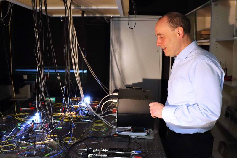Prof. Dr Ulf Peschel and his team report in the magazine "Science" that the propagation of optical pulses through an optical fibre follows the rules of thermodynamics.
