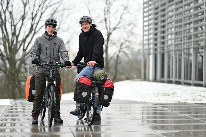 Sattelfeste Helfer: Nick Köppel (19) und Thomas Fritsch (25) studieren Soziale Arbeit  an der Hochschule Coburg - von hier starten sie am 13. März mit dem Fahrrad zu ihrem 15.000-Kilometer entfernten Praktikumsort.