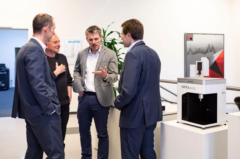 Prof. Jens Krzywinski in conversation with the heads of the Fraunhofer institutes involved