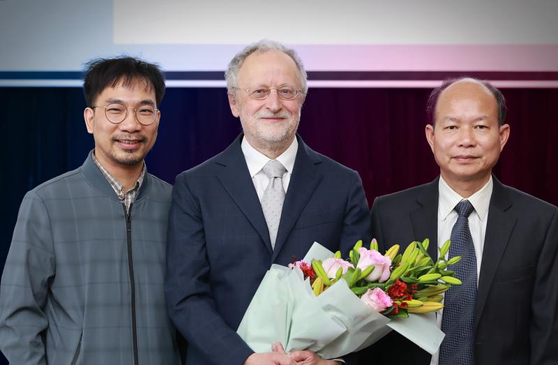 Prof. Jürgen Jost (Mitte) mit Dr. Hoang Duc Luu vom Max-Planck-Institut (links) und Prof. Hoang Xuan Phu von der Vietnamesischen Akademie der Wissenschaften und Technologied (rechts)