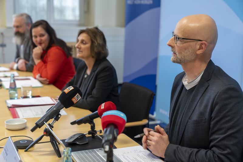 Prof. Peer Schmidt (re.) erläutert das Konzept des Studienganges im Rahmen des Pressegespräches. Neben ihm im Podium (v.r. n.l.) die Ministerinnen Britta Ernst und Dr. Manja Schüle sowie der Pressesprecher des MWFK Stephan Breiding.