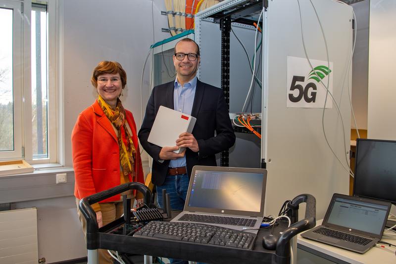 Bereits vor der offiziellen Eröffnung hat Rita Emde das von der WFG geförderte 5G-Labor besucht und sich bei Prof. Dr. Wolfgang Kiess über die Möglichkeiten informiert. 