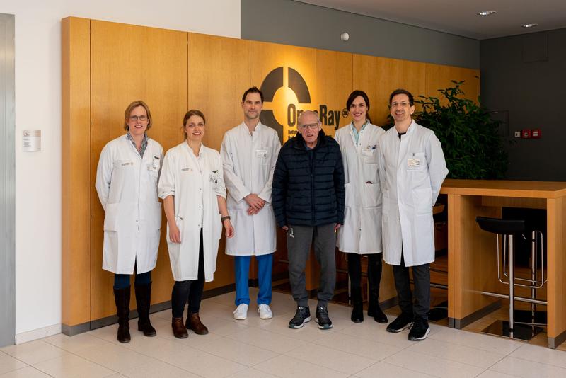 Das Team aus der Klinik für Strahlentherapie und Radioonkologie am Uniklinikum Prof. Troost und Dr. Lattermann, sowie die Kolleginnen und Kollegen aus dem Herzzentrum mit Prof. Richter, Dr. Ebert sowie Prof. Linke (v.l.n.r.) mit dem 72-Jährigen Patienten.