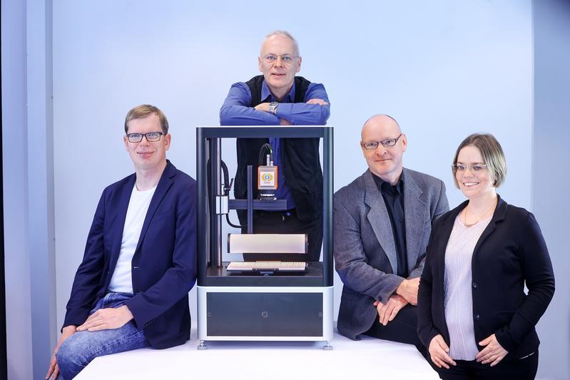 Dr. Philipp Wollmann, Dr. Wulf Grählert, Oliver Throl und Livia Szathmáry (v. l.) gründen BMWK-gefördert mit der »DIVE imaging systems GmbH« ein Unternehmen aus, das eine vielversprechende, am Fraunhofer IWS entwickelte Technologie kommerzialisiert. 