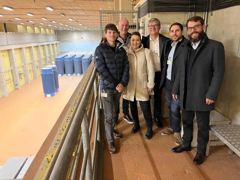 Eine Delegation der Firma Studsvik aus Schweden schaute sich gemeinsam mit den Vertretern des BGZ-Projektteams das Konzept der trockenen Zwischenlagerun im BGZ-Zwischenlager in Lingen an.