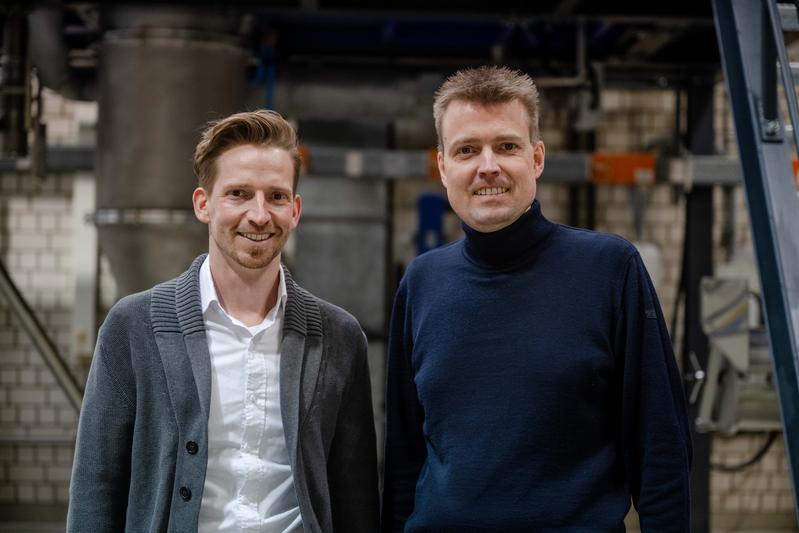  Sebastian Weber (rechts) und Jonathan Lentz wollen Energie sparen, indem sie additive Fertigungsverfahren optimieren. 