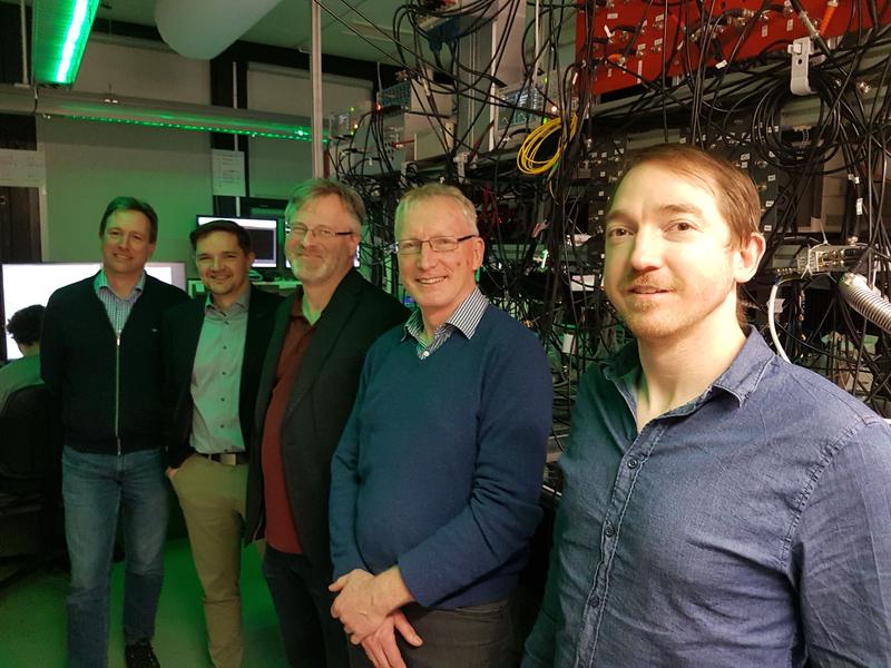 Von links nach rechts: Prof. Christoph Becher (UdS), Tim Schönbeck (VSE NET), Prof. Damian Weber (HTW), Prof. Jürgen Eschner (UdS), Dr. Stephan Kucera (UdS)