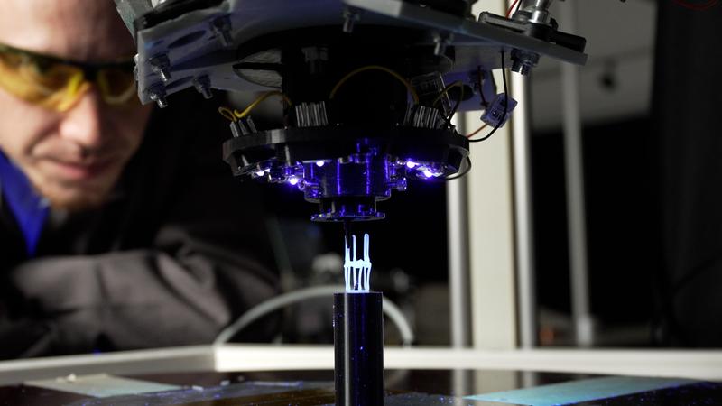 Doktorand Michael Kringer beobachtet den 3D-Druckvorgang im Labor der HM