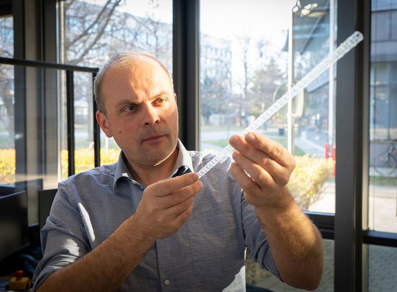 Prof. Dr. Markus Pietras mit einer im Labor gedruckten Leichtbaustruktur, die so auch im Weltraum produzierbar wäre