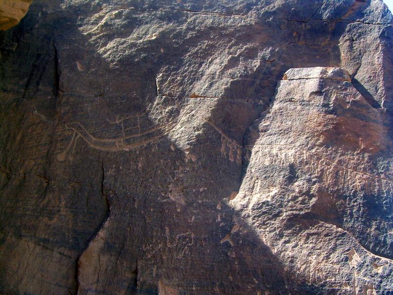 Felsbild mit Herrscherboot-Prozession, etwa 3200 v. Chr., Wadi al Agebab. 