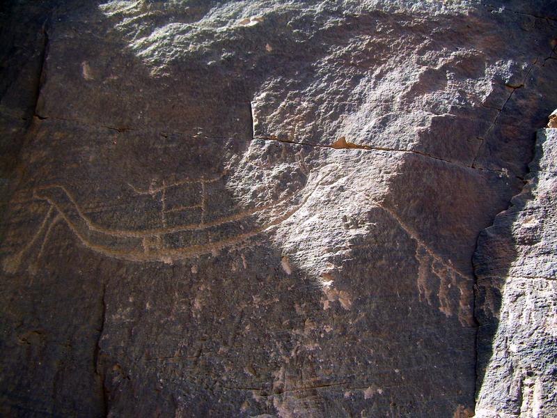 Felsbild mit Herrscherboot-Prozession, etwa 3200 v. Chr., Wadi al Agebab. 