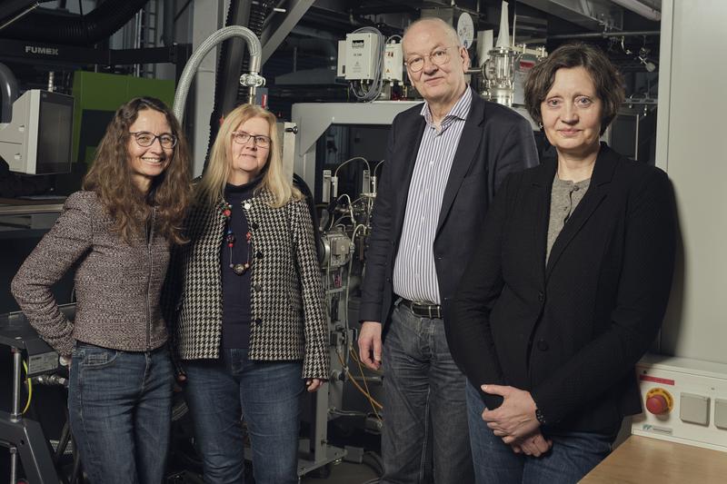 Trafen sich zu einem fächerübergreifenden Austausch in der Experimentierhalle der FH: (v.l.n.r.) Prof. Dr. Christiane Nitschke, Prof. Dr. Eva Schwenzfeier-Hellkamp, Prof. Dr. Christoph Jaroschek und Dr. Marion Hövelmeyer. 