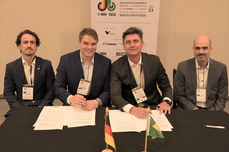 (v.l.) Dr. David Domingos (Fraunhofer-Institut), Jan-Frederik Kremer (AiF), Prof. Jefferson de Oliveira Gomes (SENAI), Dr. Markus Will (Fraunhofer-Institut)