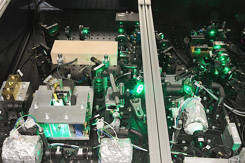Makroskopischer Tischaufbau komplexer Lasersysteme in einer optischen Atomuhr 