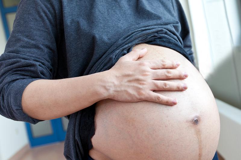 Schwanger mit Vorstufe Gebärmutterhalskrebs: Ein neuartiger Abstrichtest kann die Versorgung und Betreuung von betroffenen Frauen zukünftig verbessern. 
