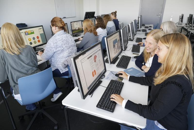 Studierende an der Hochschule für Gesundheit in Bochum.