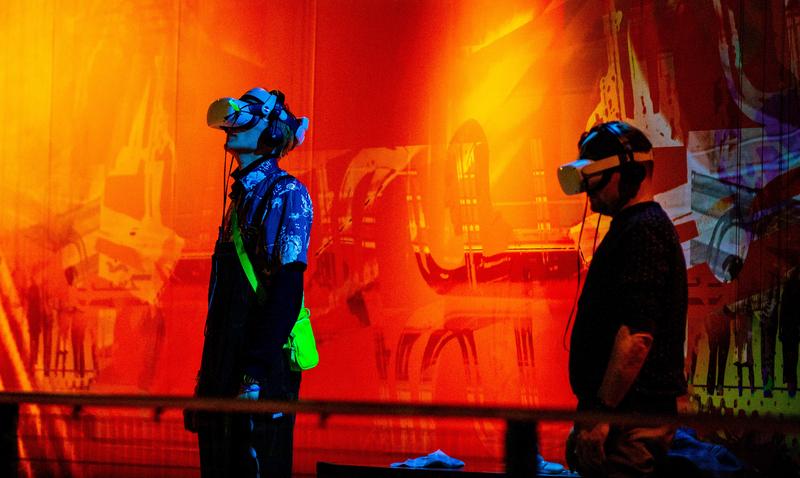 Zwei Personen erleben ein neues Raumgefühl mittels Virtual Reality Brillen 