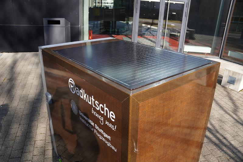 Container aus Flachsfasern in Kombination mit einem biobasierten Kunststoff und mit integriertem Solarpanel