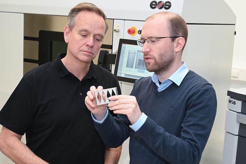 Stefan Gräfe (rechts) konstruierte mehrere Bauteildesigns. Neben dem Einhalten der strengen Vorgaben verfolgte er das Ziel, den Nachbearbeitungsaufwand so gering wie möglich zu halten.