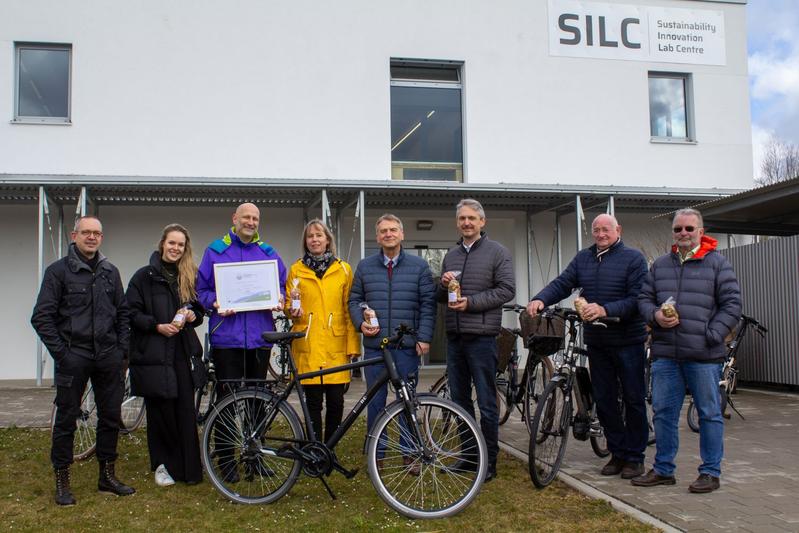 Prof. Dr. Sascha Kreiskott, Laura Hoffmann, Prof. Dr. Michael Laar, Petra Husemann-Roew, Landesgeschäftsführerin des adfc, Prof. Dr. Horst Kunhardt, Prof. Dr. Georg Christian Steckenbauer, Georg Riedl und Hermann Gaßner, 2. Bürgermeister (v.l.n.r.).