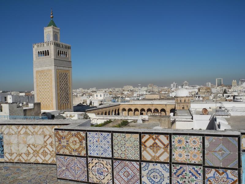 Blick auf die berühmte Ez-Zitouna-Moschee in Tunis