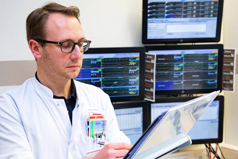 PD Dr. Gerrit Große looks at clinical data from stroke patients on the stroke unit. 