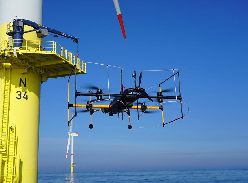 UAS-Einsatz zur Inspektion einer Offshore-Windkraftanlage im Rahmen des Forschungsprojekts AIDA. Gefördert durch das Bundesministerium für Wirtschaft und Klimaschutz aufgrund eines Beschlusses des Deutschen Bundestages, FKZ: 03EE3057A.  