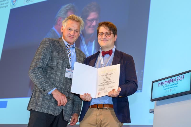 Das Foto zeigt den prämierten Forscher Dr. Kratz (re.) mit Prof. Dr. Armin Welz, Vorsitzender des  Wissenschaftlichen Beirats der Deutschen Stiftung  für Herzforschung (li.) bei der Urkundenübergabe auf der 55. Jahrestagung der DGPK in Hamburg.