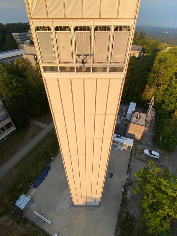 Zur Zeit werden die hydroaktiven Fassadenelemente unter realen Witterungsbedingungen am D1244 Hochhaus der Universität Stuttgart getestet.