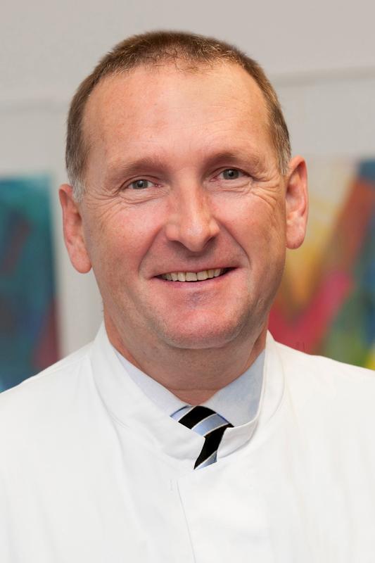 Prof. Dr. Markus W. Büchler war 22 Jahre Ärztlicher Direktor der Klinik für Allgemein-, Viszeral- und Transplantationschirurgie am Universitätsklinikum Heidelberg.