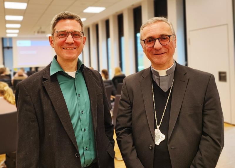 Prof. Dr. Florian Bruckmann, Professor für katholische Theologie an der EUF, und Bischof Dr. Stefan Heße 