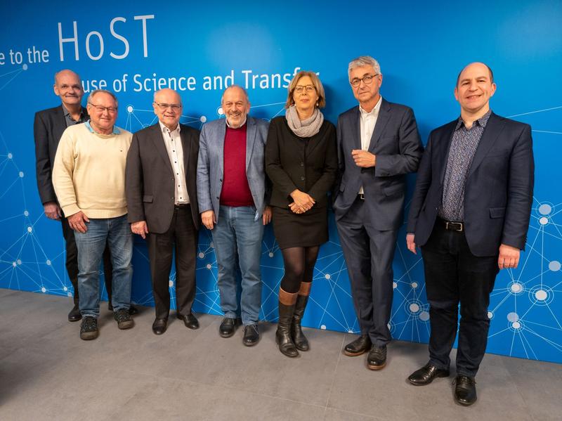 (v.l.) Jörg E. Feuchthofen, Harald Fiedler, Bernd Ehinger, Dr. Hejo Manderscheid, Sabine von Bebenburg und Dirk Mälzer mit Dr. Clemens Bohrer, Vertreter des HMWK.