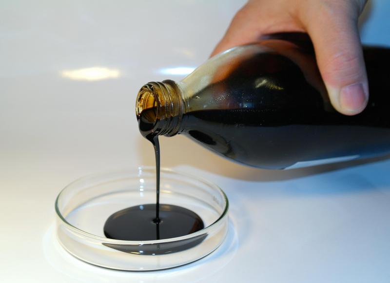What happens if we combine classic mineral oil and synthetic oil in a heating tank? 