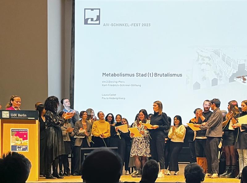 Berlins Umwelt-Senatorin Bettina Jarasch überreicht den Preis an Paula Hedwig Kneip und Laura Collet (Bildmitte v.l.n.r.) im Joseph-Joachim-Konzertsaal der UdK Berlin (Foto: HSKL)