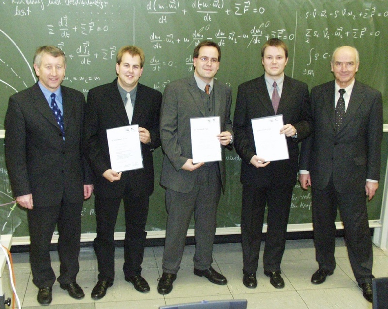 MFH-Rektor Prof. Dr. Michael Teusner und Dr.-Ing. Jochen Kirchhoff gratulieren den drei Preisträgern Kai Hallmann, Andreas Nikolaiev und Christian Meier