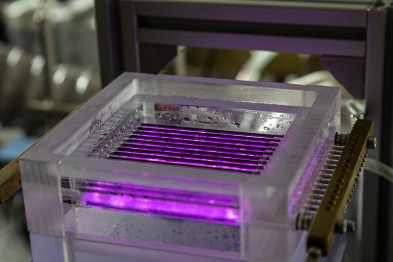 Plasma in water spray: A contaminated water sample is nebulised via a nozzle and sprayed into a dielectric barrier discharge, which is ignited between two layers of metal and ceramic rods.