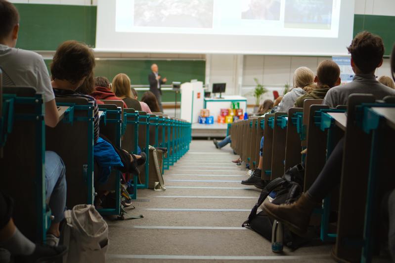 Blick in den größten Hörsaal auf dem Campus während einer "Visions for Climate"-Vorlesung im Wintersemester 2022/2023