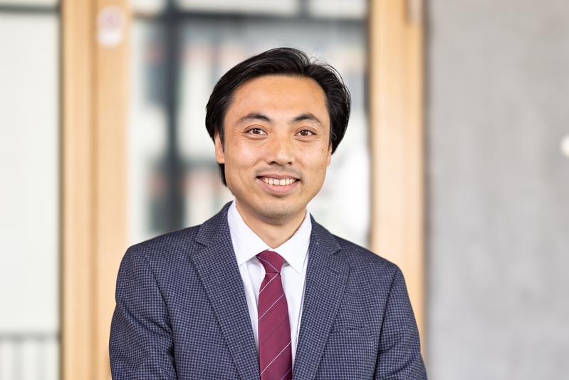 Qing Ye returned to the University of Würzburg as a chemistry professor at the beginning of 2022. He was here before as a student, PhD student and postdoc.