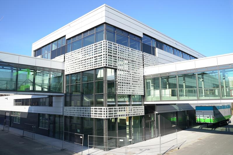 New building of the laboratory and technical center of Fraunhofer FEP. The retrofit solutions of the project will be integrated at its southern gangway (right)
