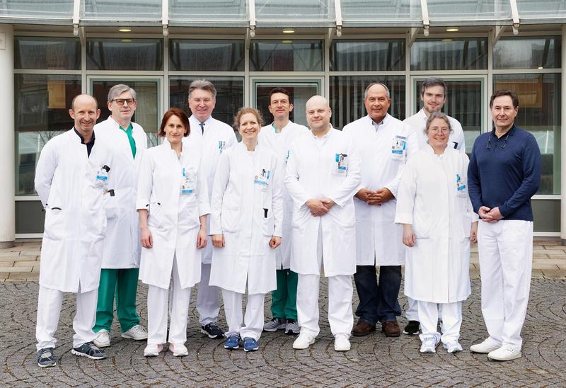 Das Team des Universitären Transplantationszentrums Regensburg (v.li.): Prof. Zecher, Prof. Graf, PD Dr. Geis, Prof. Banas, Dr. Schmidt, Prof. Brunner, Prof. Werner, Prof. Scherer, Dr. Götz, Prof. Hackl und Prof. Schlitt.